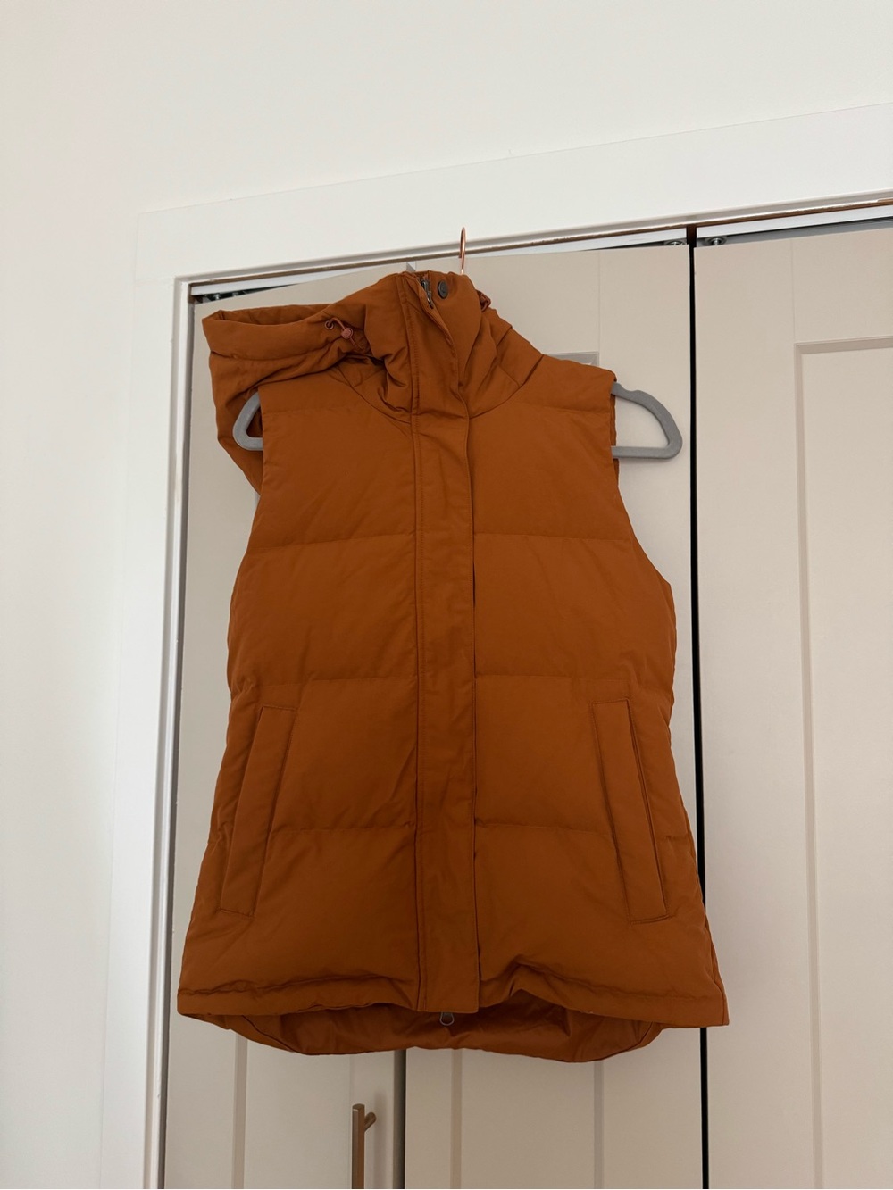 Duluth Trading Co Hooded Puffer Vest in Rust